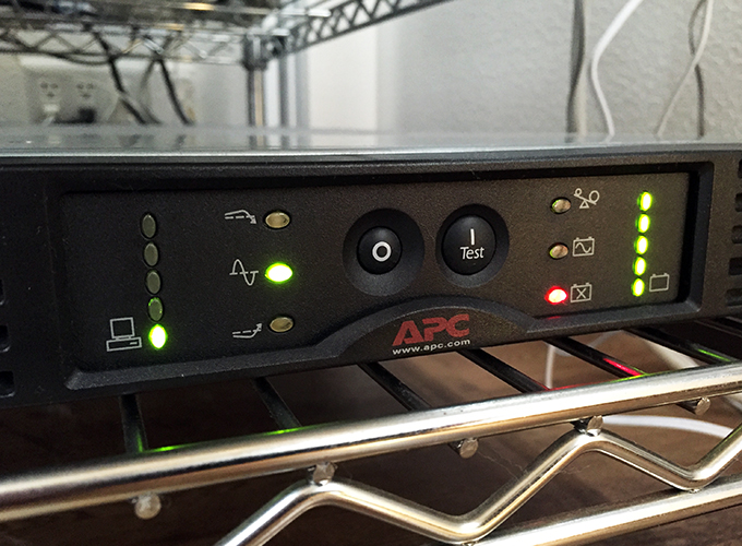 UPS（無停電電源装置）「APC Smart-UPS 750RM」のバッテリーを交換！ | monotone blog