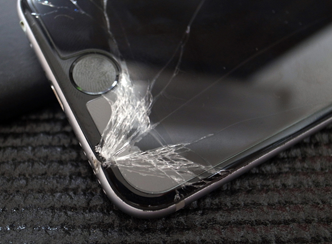 iPhone6の前面ガラスが割れた