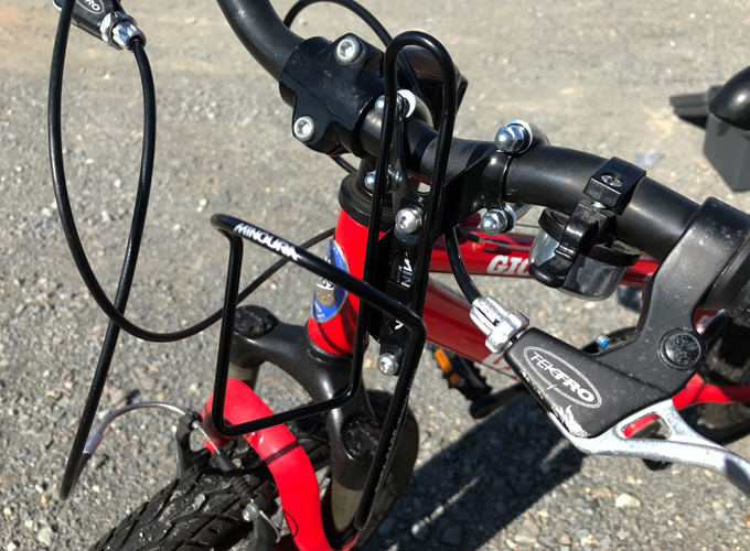 台座がないならハンドルに 子供の自転車にボトルケージを取り付けました Monotone Blog