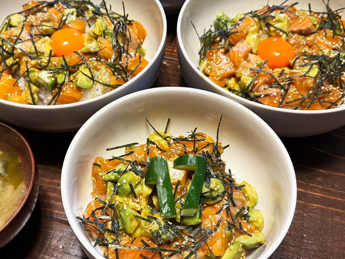 サーモンアボカド丼